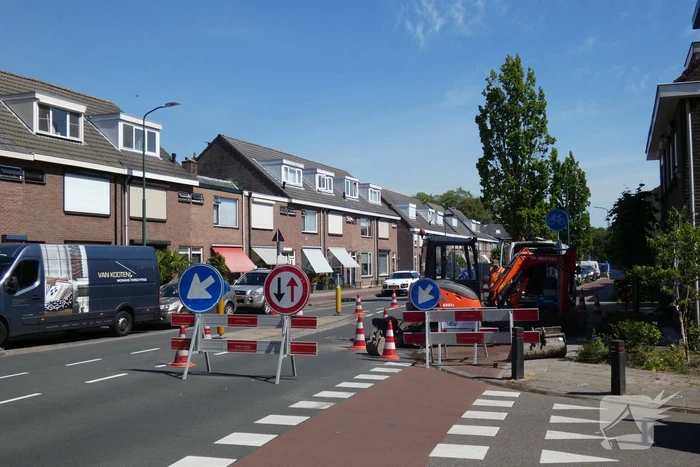 Weg afgesloten door herstelwerkzaamheden gesprongen waterleiding