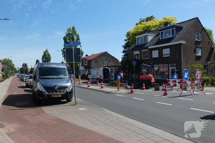 Weg afgesloten door herstelwerkzaamheden gesprongen waterleiding