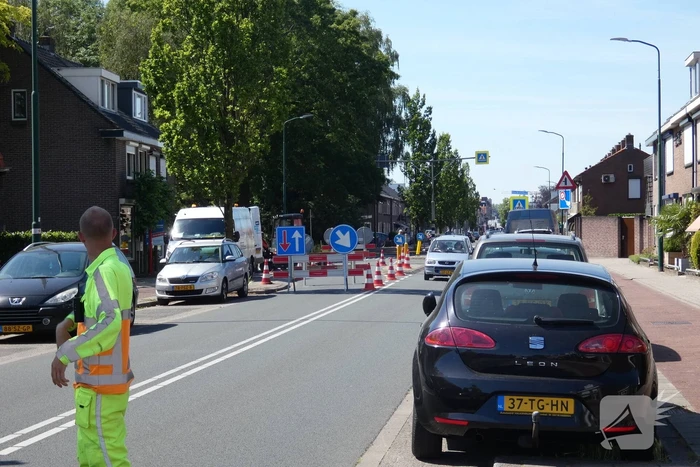 Weg afgesloten door herstelwerkzaamheden gesprongen waterleiding