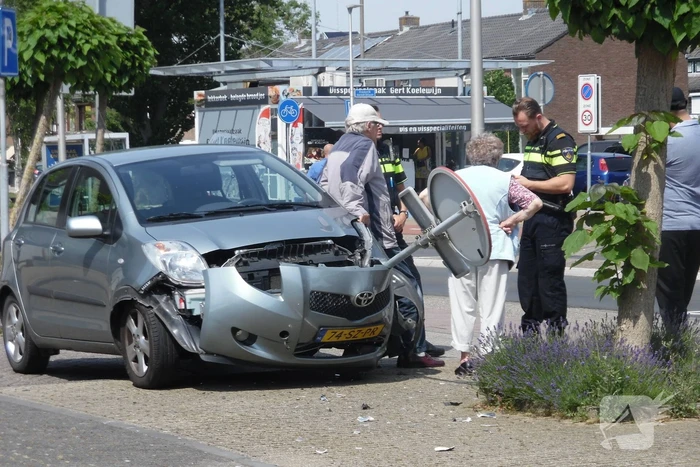 Bestuurder verliest controle over stuur en eindigt tegen paal