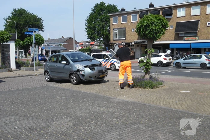 Bestuurder verliest controle over stuur en eindigt tegen paal