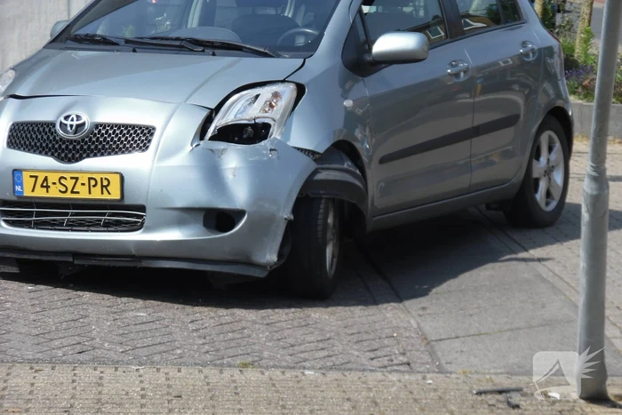 Bestuurder verliest controle over stuur en eindigt tegen paal