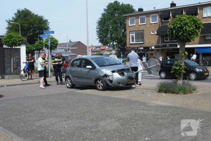 Bestuurder verliest controle over stuur en eindigt tegen paal