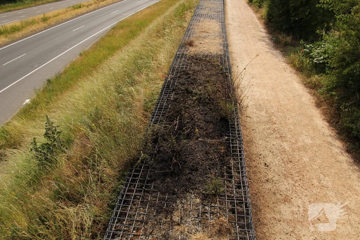 Brand op geluidswal snel geblust