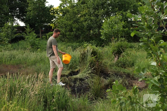 Omstanders doven vuur in park in Nieuwland
