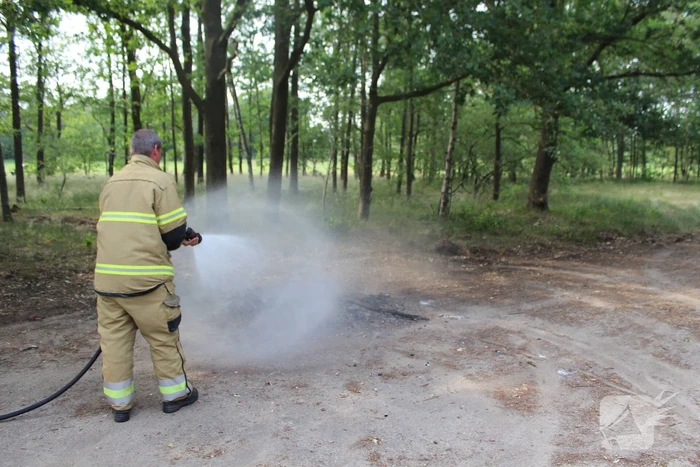 Brandende boomstronken snel geblust