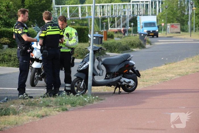 Gewonde bij aanrijding tussen scooter en fiets