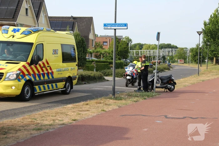 Gewonde bij aanrijding tussen scooter en fiets