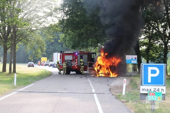 Bestelbus brandt volledig uit