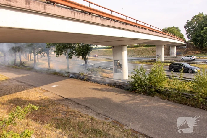 Veel rook bij brand in berm naast snelweg