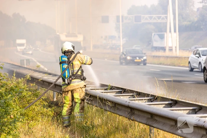 Veel rook bij brand in berm naast snelweg