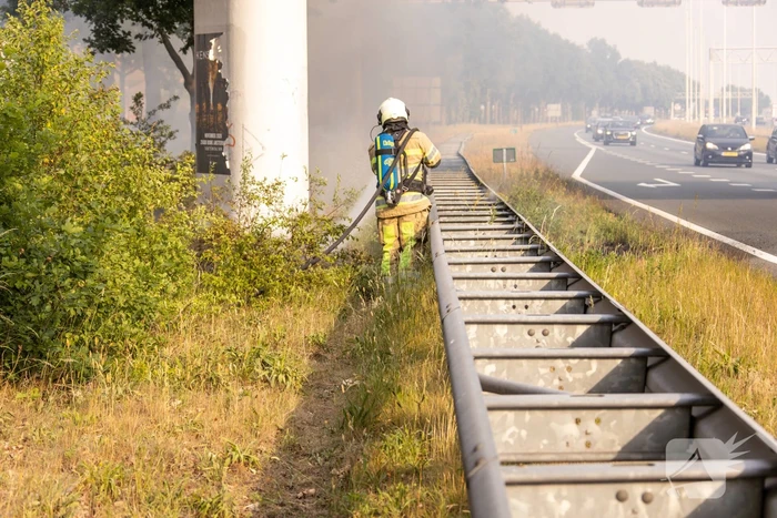 Veel rook bij brand in berm naast snelweg