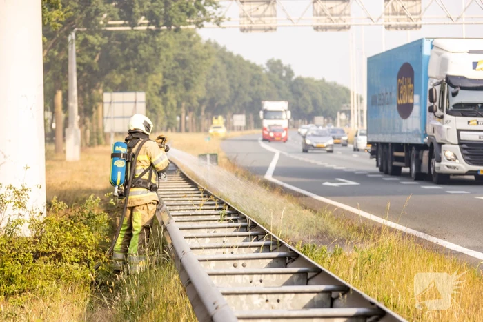 Veel rook bij brand in berm naast snelweg
