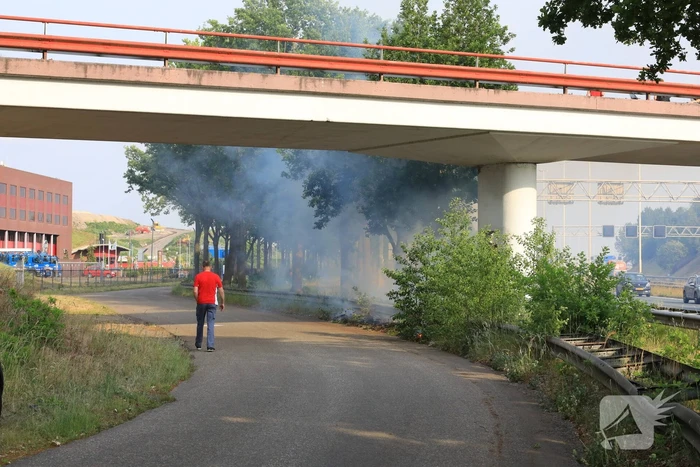 Veel rook bij brand in berm naast snelweg