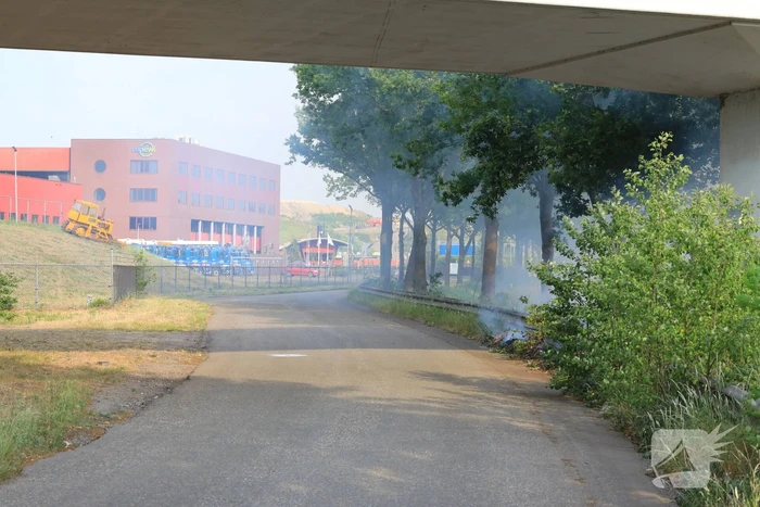 Veel rook bij brand in berm naast snelweg