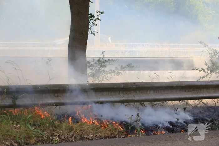 Veel rook bij brand in berm naast snelweg