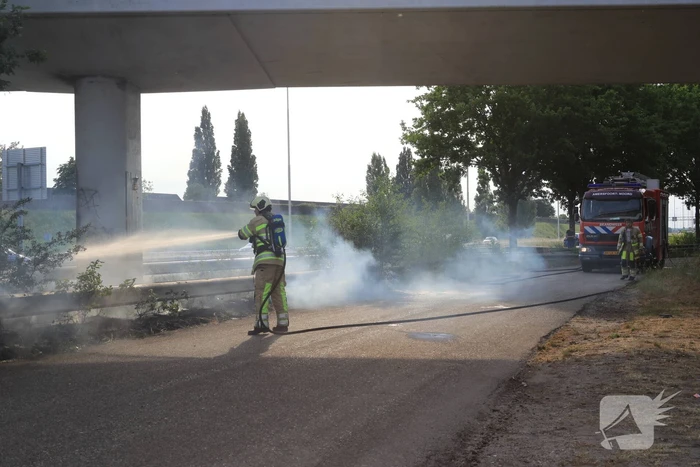Veel rook bij brand in berm naast snelweg