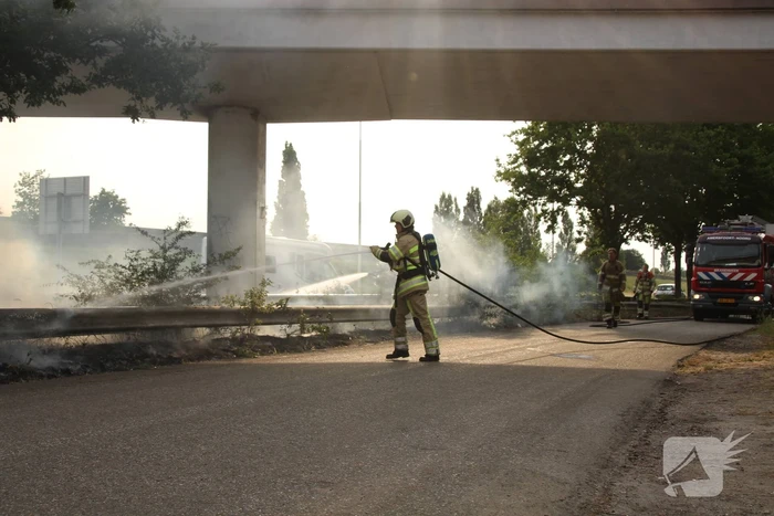 Veel rook bij brand in berm naast snelweg