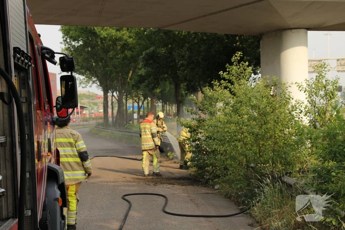 Veel rook bij brand in berm naast snelweg