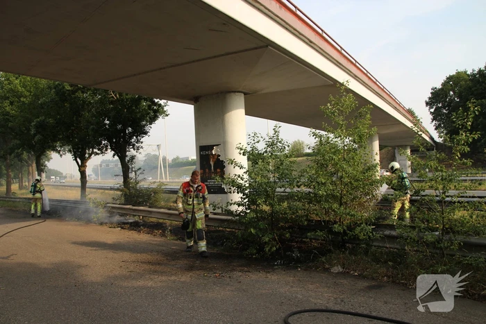 Veel rook bij brand in berm naast snelweg