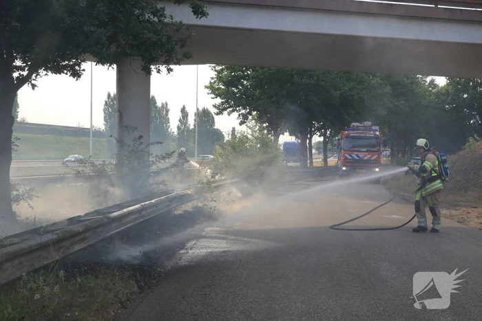 Veel rook bij brand in berm naast snelweg