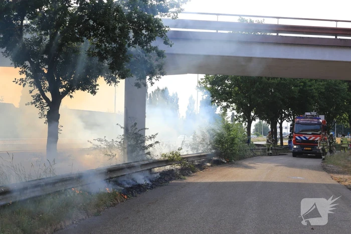 Veel rook bij brand in berm naast snelweg