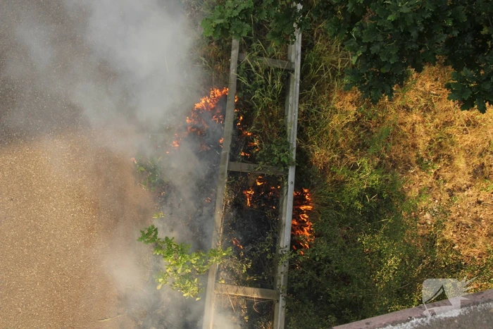 Veel rook bij brand in berm naast snelweg