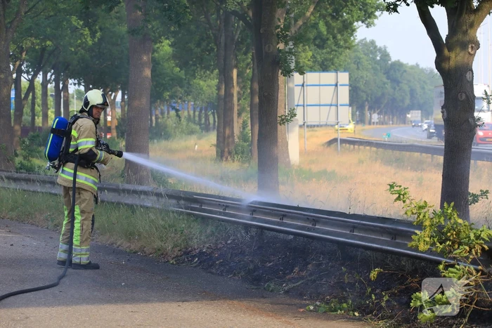 Veel rook bij brand in berm naast snelweg