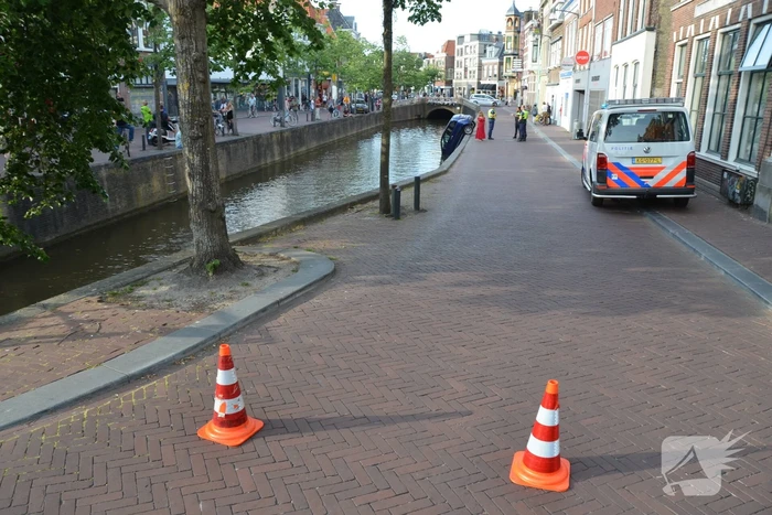 Auto haalt frisse neus in de gracht