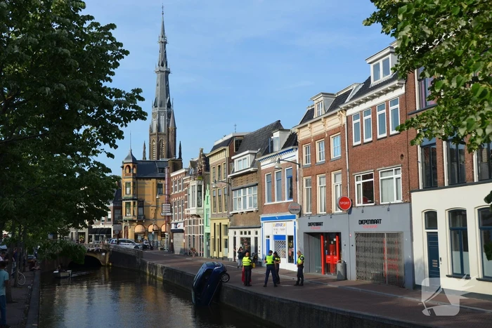 Auto haalt frisse neus in de gracht