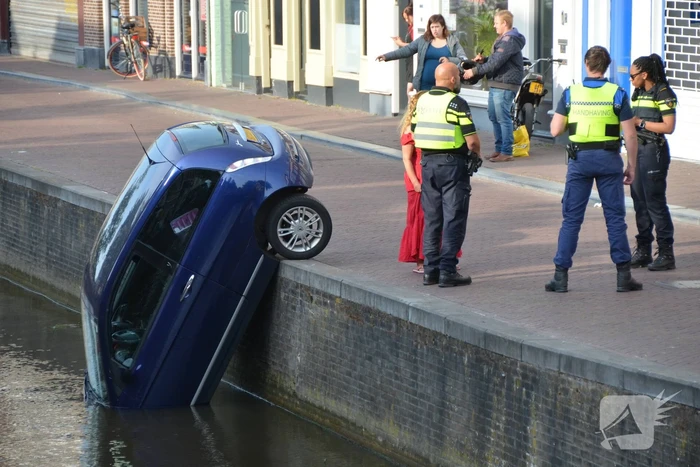 Auto haalt frisse neus in de gracht