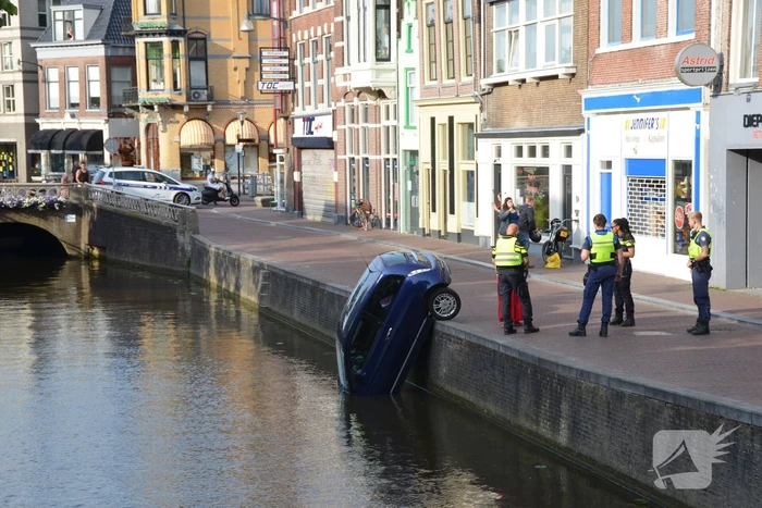 Auto haalt frisse neus in de gracht