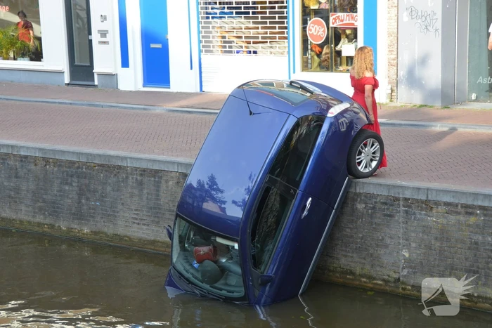 Auto haalt frisse neus in de gracht