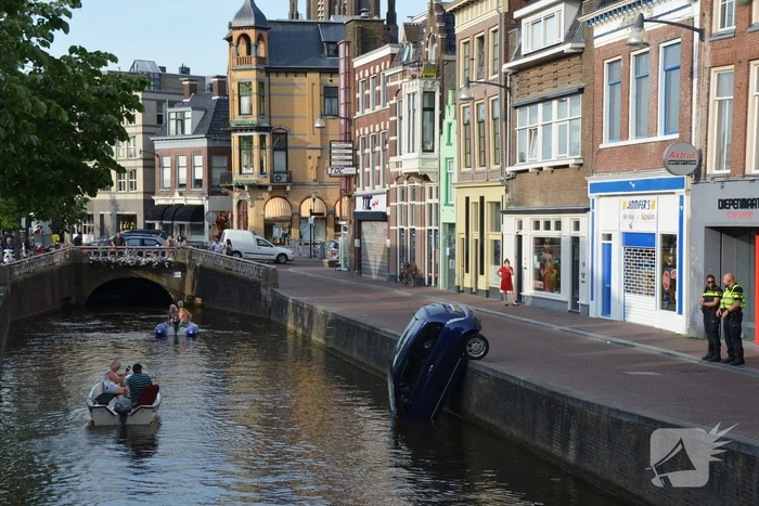 Auto haalt frisse neus in de gracht