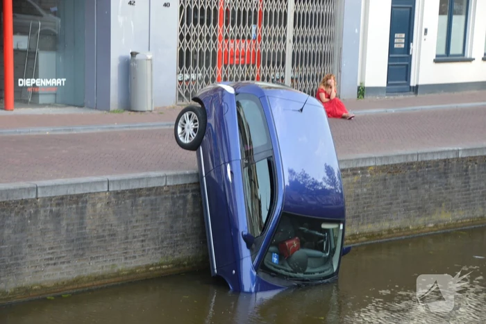 Auto haalt frisse neus in de gracht