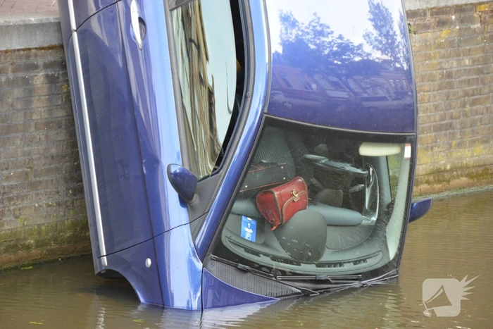 Auto haalt frisse neus in de gracht