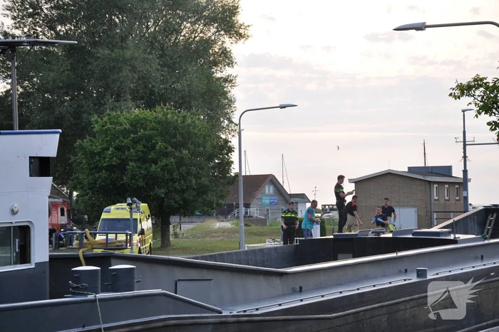 Persoon gewond na val in ruim van een schip
