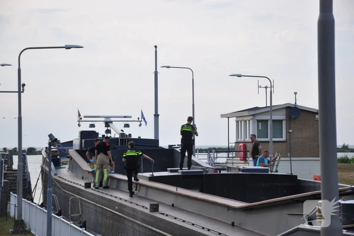 Persoon gewond na val in ruim van een schip