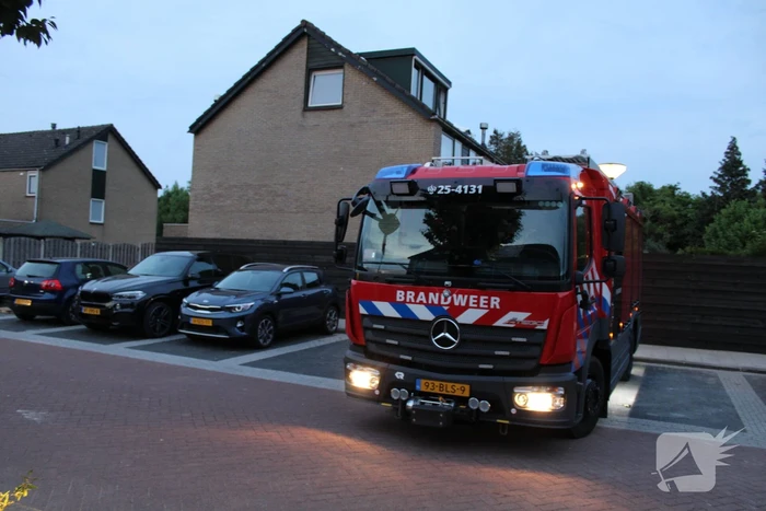 Groot sinkhole en straat vol water na leidingbreuk