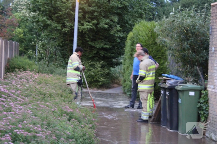 Groot sinkhole en straat vol water na leidingbreuk