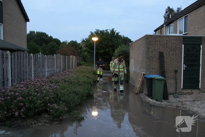 Groot sinkhole en straat vol water na leidingbreuk