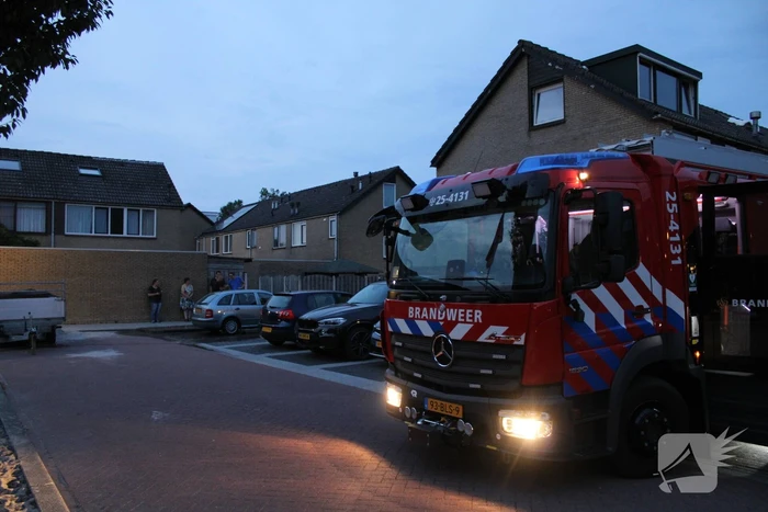 Groot sinkhole en straat vol water na leidingbreuk