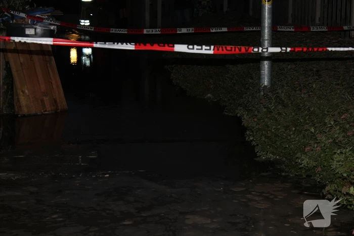 Groot sinkhole en straat vol water na leidingbreuk
