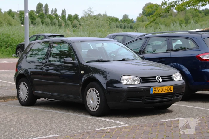 Overleden man in auto aangetroffen