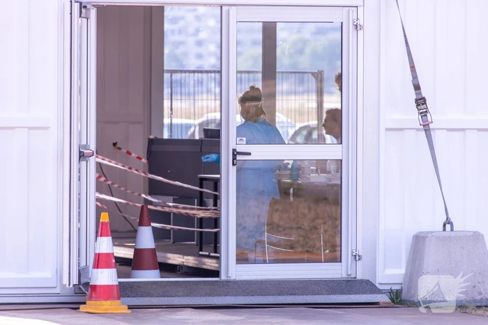 In de rij voor een coronatest bij Nationaal Militair Museum