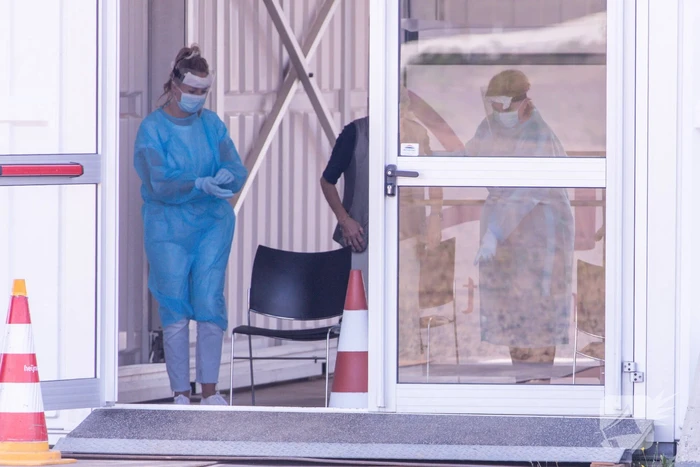 In de rij voor een coronatest bij Nationaal Militair Museum