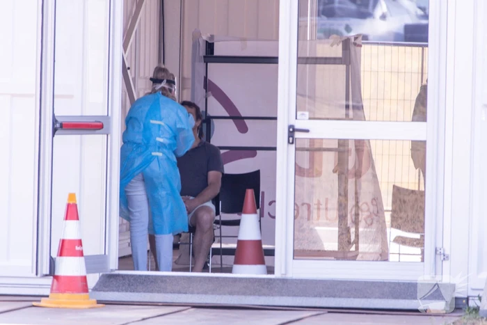 In de rij voor een coronatest bij Nationaal Militair Museum
