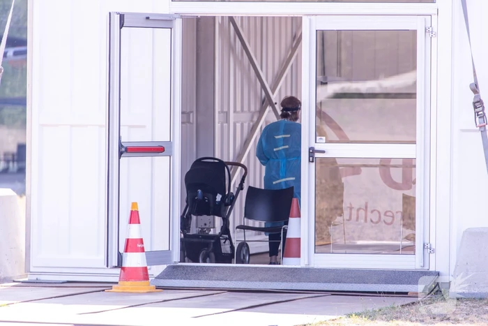 In de rij voor een coronatest bij Nationaal Militair Museum