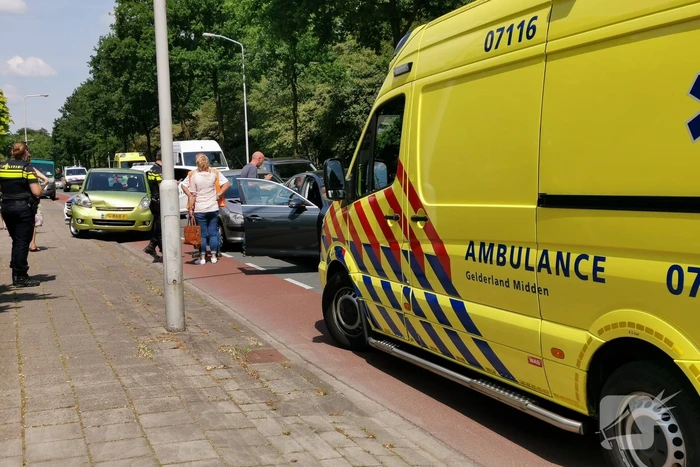 Gewonde bij aanrijding tussen drie voertuigen
