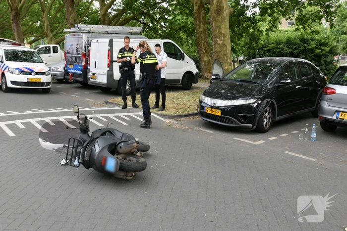 Scooterrijder botst op auto na verlaten parkeerplaats